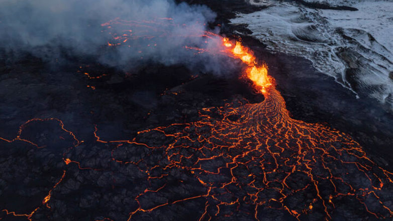 Ισλανδία: «Βρυχάται» ξανά το ηφαίστειο του Γκρίνταβικ