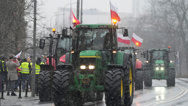 Πολωνοί διαδηλωτές αγρότες απέκλεισαν δρόμους και το σύνορο της χώρας με την Ουκρανία