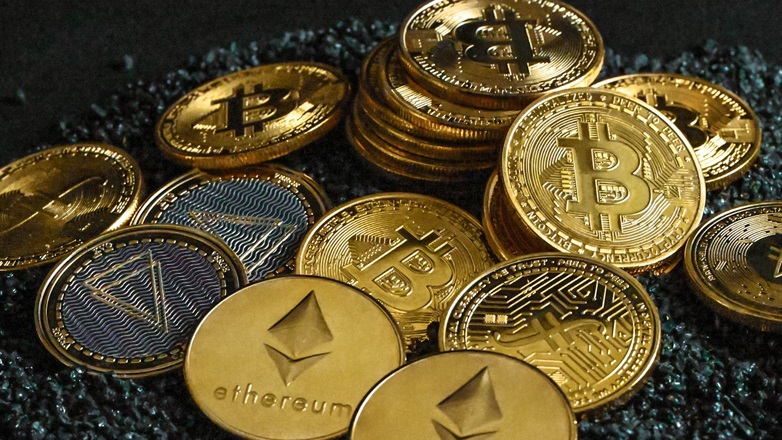 Τον δελέασαν με κρυπτονομίσματα και του απέσπασαν 250.000 ευρώ