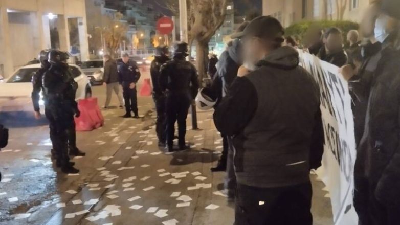 Προσαγωγές μελών του Ρουβίκωνα έξω από το νοσοκομείο «Άγιος Σάββας»