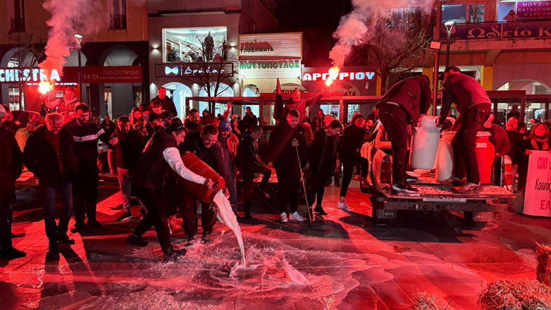 Οι αγρότες έριξαν γάλα και άχυρα στο κέντρο της Καρδίτσας – Μπλόκο στα Νέα Μουδανιά