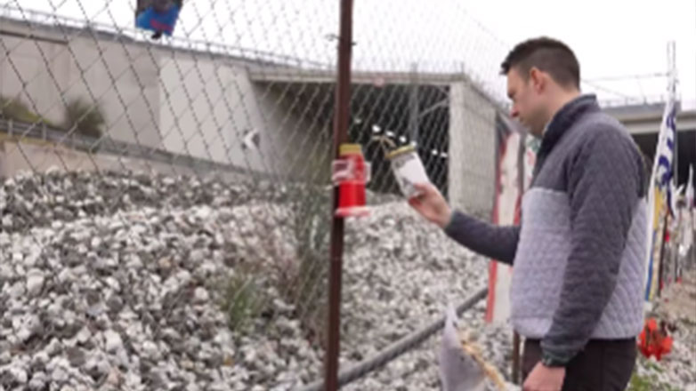 Κασσελάκης στο χώρο της τραγωδίας στα Τέμπη: Θα παλέψουμε με όλες μας τις δυνάμεις για να αποδοθεί πραγματική δικαιοσύνη