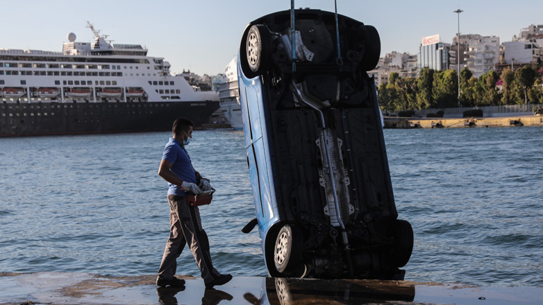 Πέραμα: Αυτοκίνητο έπεσε στο λιμάνι του Αρμού