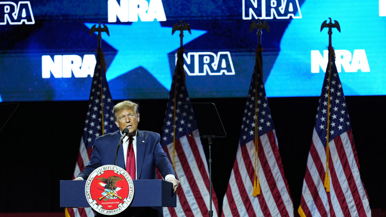 Ο Τραμπ δεσμεύεται ότι θα άρει τους περιορισμούς στην οπλοκατοχή που εισήγαγε η κυβέρνηση Μπάιντεν