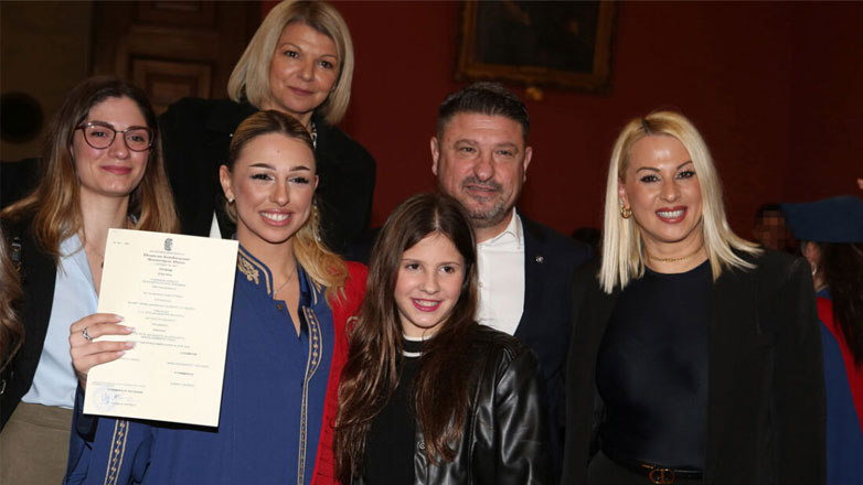 Περήφανος πατέρας o Νίκος Χαρδαλιάς: Στην ορκωμοσία της κόρης του με την πρώην και τη νυν σύζυγό του