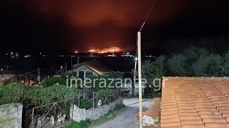Ζάκυνθος: Σε εξέλιξη η πυρκαγιά στην Εξωχώρα – Καταφθάνουν πυροσβεστικές ενισχύσεις με έκτακτο δρομολόγιο
