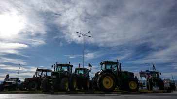 Λάρισα: Σε ωριαίο αποκλεισμό της ΠΑΘΕ προχώρησαν οι αγρότες του νομού