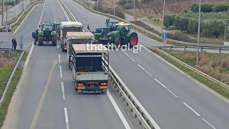 Αγρότες έκλεισαν την Εθνική Οδό Θεσσαλονίκης – Μουδανιών