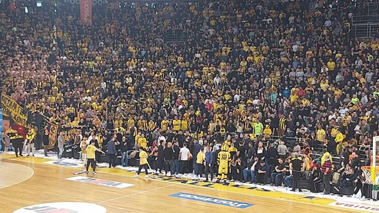 Άρης-ΠΑΟΚ: Ανησυχία για φίλαθλο στο Nick Gallis Hall – Ένιωσε αδιαθεσία και αποχώρησε με φορείο