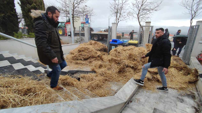 Αγρότες πέταξαν άχυρα έξω από το κτήριο της Περιφέρειας Δυτικής Μακεδονίας