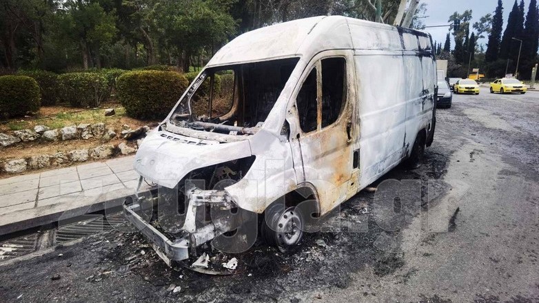 Ζωγράφου: Κάηκαν ολοσχερώς τα τρία από τα τέσσερα οχήματα στην Πανεπιστημιούπολη