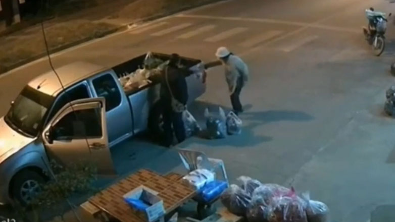 Νταλίκα παρασύρει ένα ημιφορτηγό