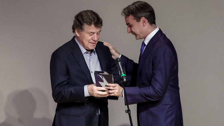 Ο Κυριάκος Μητσοτάκης βράβευσε τον Ότο Ρεχάγκελ για την προσφορά του στο ελληνικό ποδόσφαιρο Ο Κυριάκος Μητσοτάκης βράβευσε τον Ότο Ρεχάγκελ για την προσφορά του στο ελληνικό ποδόσφαιρο