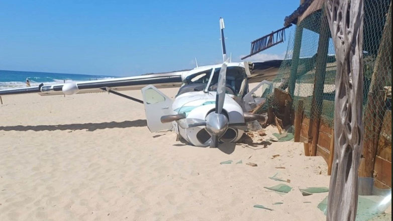 Μεξικό: Αεροσκάφος με αλεξιπτωτιστές πραγματοποίησε αναγκαστική προσγείωση σε παραλία σκοτώνοντας έναν άνθρωπο