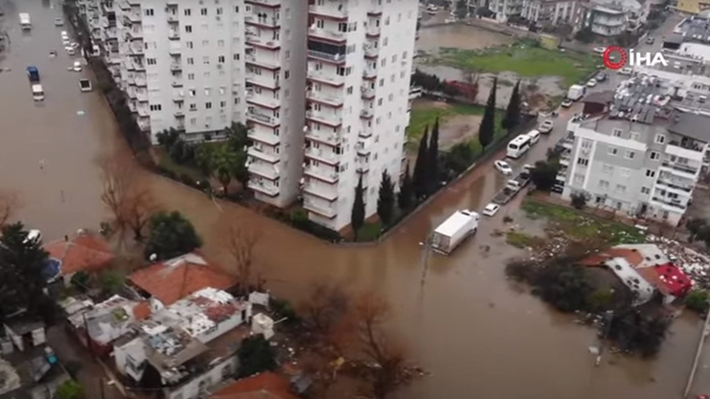 Πλημμύρες στην Αττάλεια από τη σφοδρή κακοκαιρία – Ένας άνθρωπος έχασε τη ζωή του