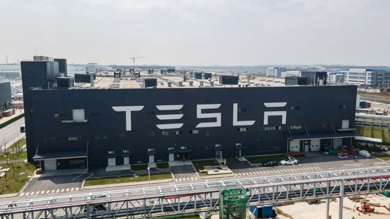 Πώς η Tesla «έβγαλε» 1.7 δις. δολάρια επειδή άλλες αυτοκινητοβιομηχανίες αδυνατούν να πουλήσουν αρκετά ηλεκτρικά;