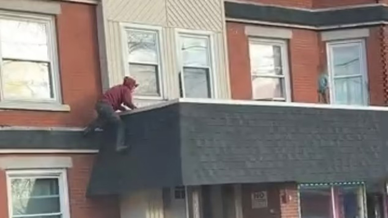 Παιδάκι είχε παγιδευτεί στη στέγη ενός κτηρίου – Διασώθηκε από περαστικό