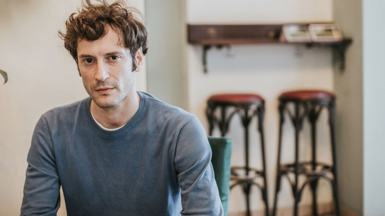 Έξαλλος ο Σπύρος Σταμούλης με τη γυναίκα που εισέβαλε στο καμαρίνι του