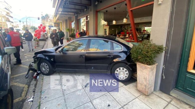 Καλαμάτα: Αυτοκίνητο σε «τρελή» πορεία τα έκανε «γυαλιά καρφιά» στο κέντρο της πόλης