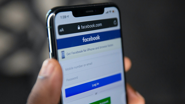 «Έπεσε» το Facebook