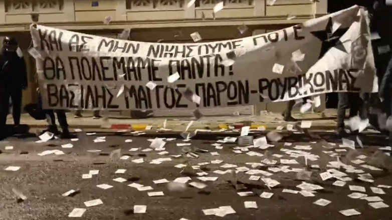 Ρουβίκωνας: Παρέμβαση έξω από το σπίτι της δημοσιογράφου Λίνας Κλείτου