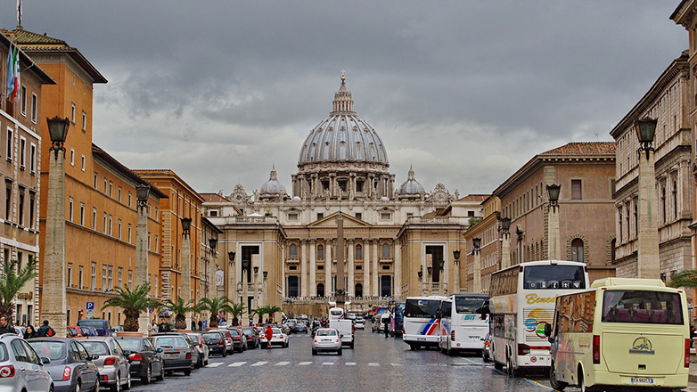 Κατά του Ισραήλ βάλλεται το Βατικανό