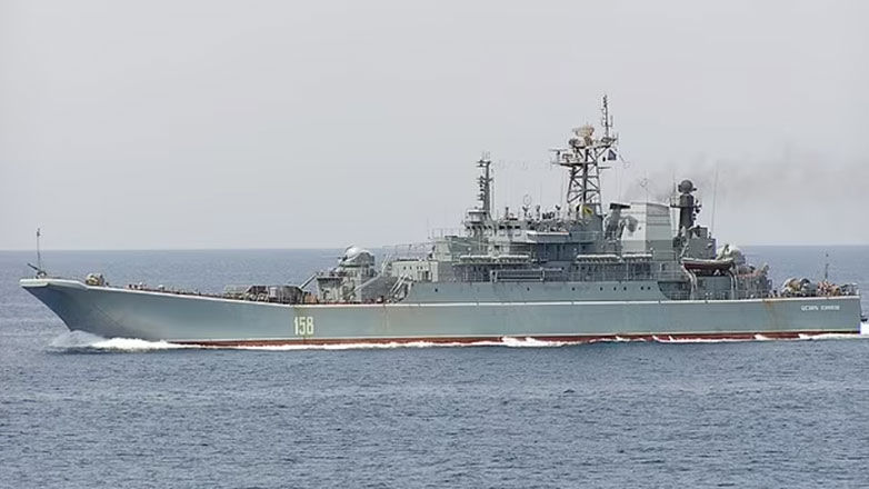 Η στιγμή που η Ουκρανία βυθίζει άλλο ένα ρωσικό πολεμικό πλοίο ανοιχτά της Κριμαίας