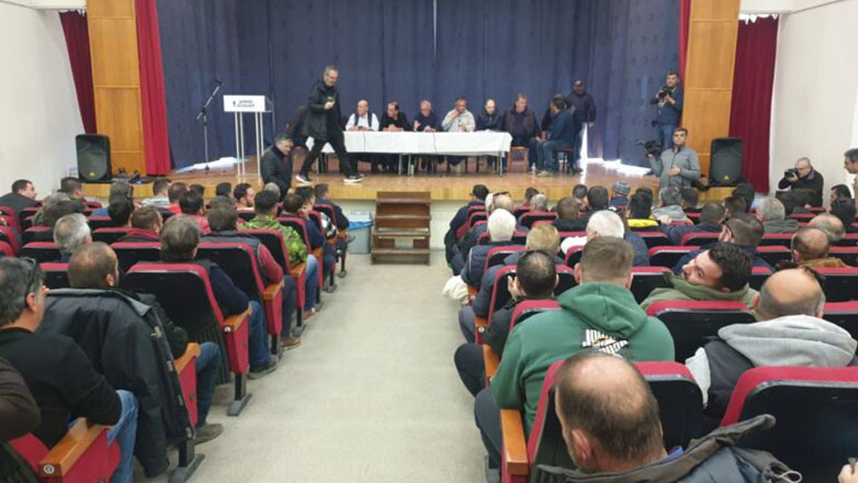 Σε εξέλιξη η πανελλαδική σύσκεψη των αγροτών στη Νίκαια της Λάρισας