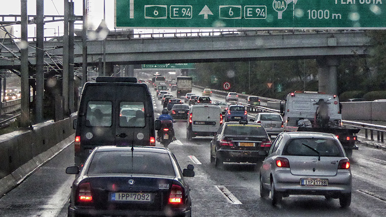 Κίνηση στους δρόμους: Καθυστερήσεις 20 λεπτών στην Αττική Οδό