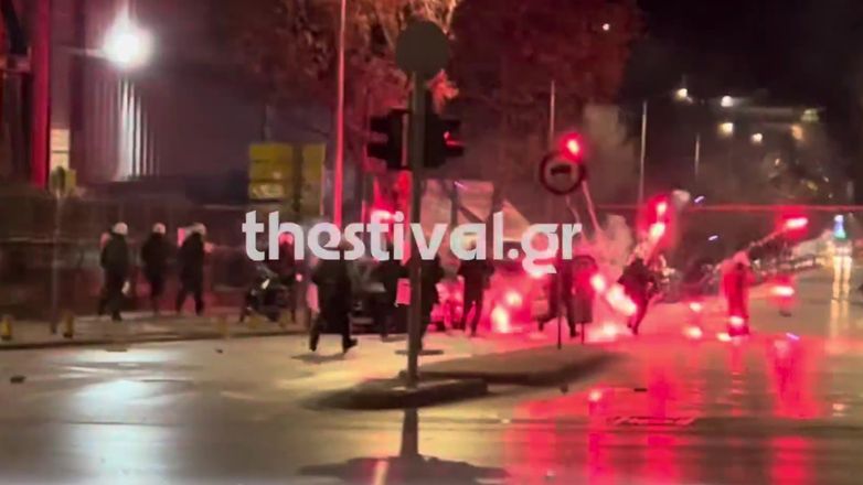 Επεισόδια μεταξύ αντιεξουσιαστών και δυνάμεων των ΜΑΤ έξω από το ΑΠΘ