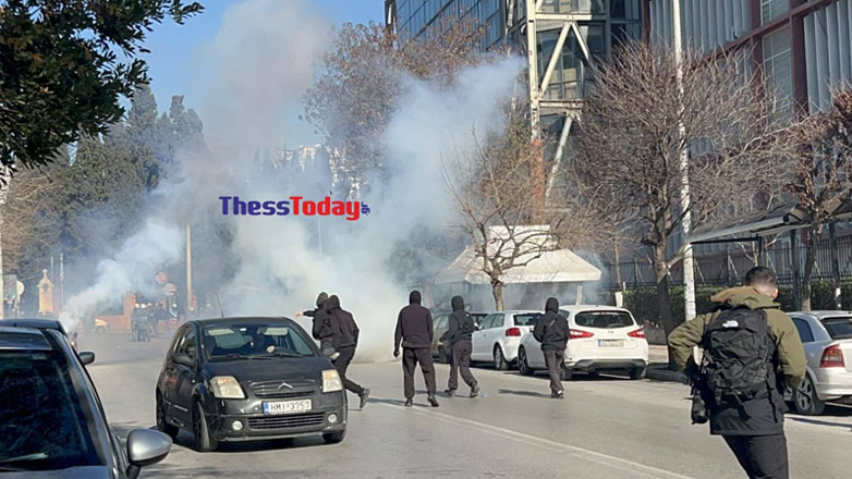 Πεδίο μάχης το ΑΠΘ: Επεισόδια ανάμεσα σε αντιεξουσιαστές και ΜΑΤ