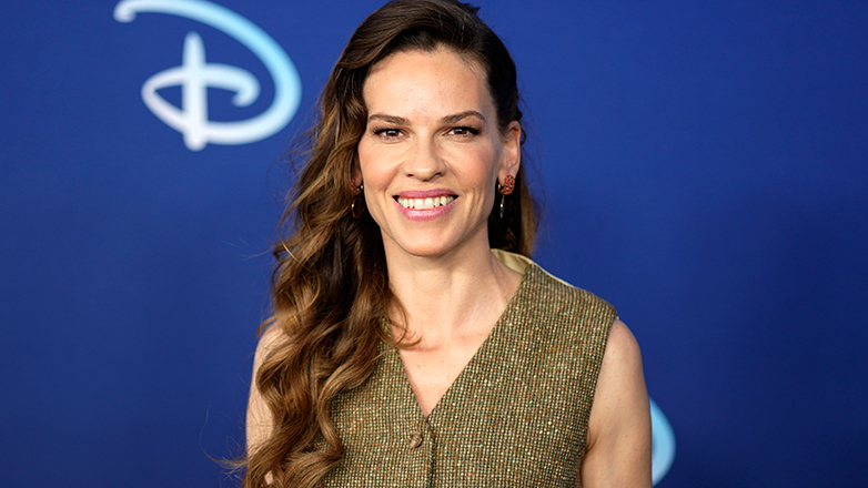 Η Χίλαρι Σουάνκ αποκάλυψε τα ονόματα των δίδυμων παιδιών της