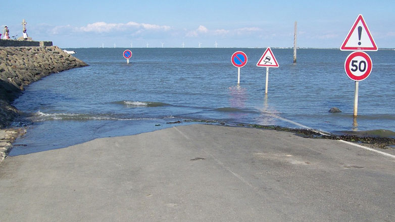 Ο δρόμος που είναι βυθισμένος στο νερό 21 ώρες το 24ωρο – Προσβάσιμος μόλις 3 ώρες τη μέρα (Βίντεο)