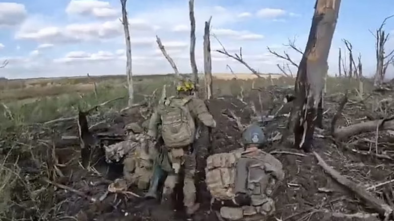 Ουκρανία: Η στιγμή που ξένοι στρατιώτες εισβάλλουν στα χαρακώματα σκοτώνοντας Ρώσους Ουκρανία: Η στιγμή που ξένοι στρατιώτες εισβάλλουν στα χαρακώματα σκοτώνοντας Ρώσους