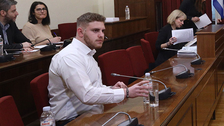 Εξεταστική για τα Τέμπη: Ρώτησαν επιζώντα γιατί γιόρτασε με τούρτα-τρένο τα γενέθλιά του