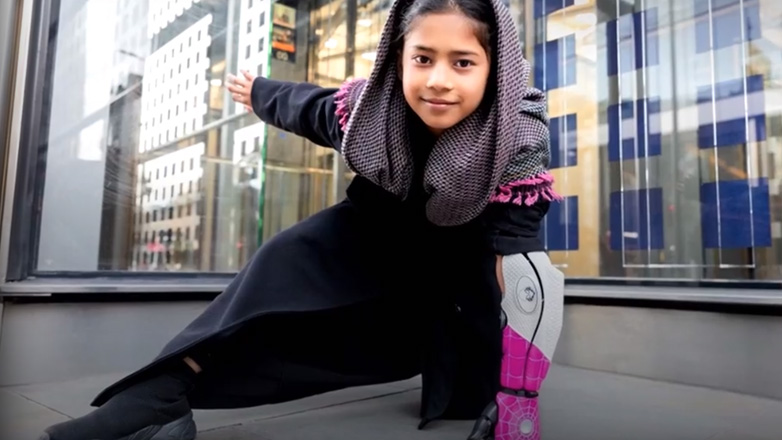 Παιδιά με προσθετικά χέρια Spider-Man