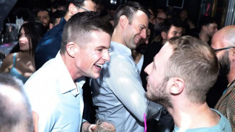 Στέφανος Κασσελάκης – Tyler McBeth: Ο ξέφρενος χορός σε γκέι κλαμπ στο Γκάζι μετά την ψήφιση του νομοσχεδίου