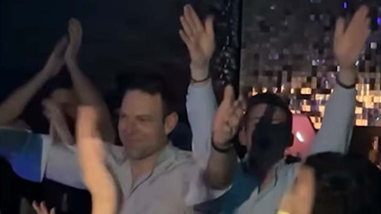 Στο γκέι μπαρ Sodade γλέντησε ο Κασσελάκης για τον γάμο ομοφύλων