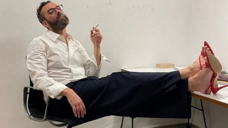 Άγγελος Μπράτης: Πόζαρε φορώντας κόκκινα ψηλοτάκουνα πέδιλα στο event της Dior