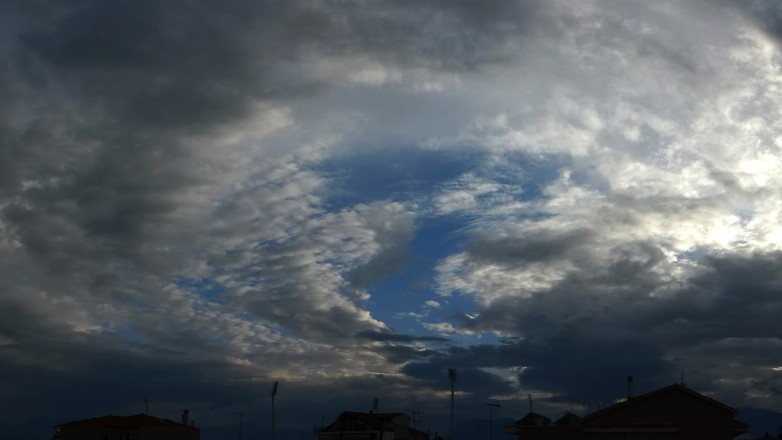 Καιρός: Βροχές και σποραδικές καταιγίδες μέχρι το μεσημέρι