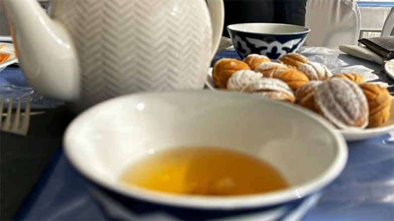 Γεύσεις κι αρώματα από το Ουζμπεκιστάν σε παραδοσιακό εστιατόριο στη Νεοχωρούδα