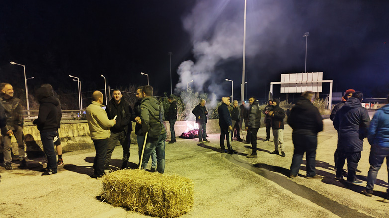Αγρότες απέκλεισαν το λιμάνι της Ηγουμενίτσας