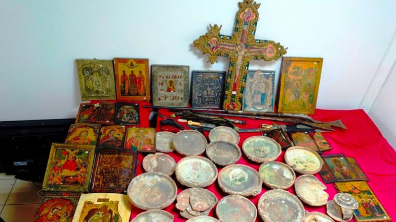 Θεσσαλονίκη: 70χρονη έκρυβε γιαταγάνι, καριοφίλια και δεκάδες κεραμικά και εικόνες από την Ελληνιστική και Βυζαντινή περίοδο