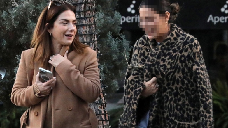 Βάσω Λασκαράκη: Χαλαρή βόλτα στην Γλυφάδα μαζί με φίλη της
