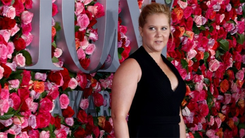 Η Έιμι Σούμερ απαντά στα σχόλια για το πρησμένο πρόσωπό της