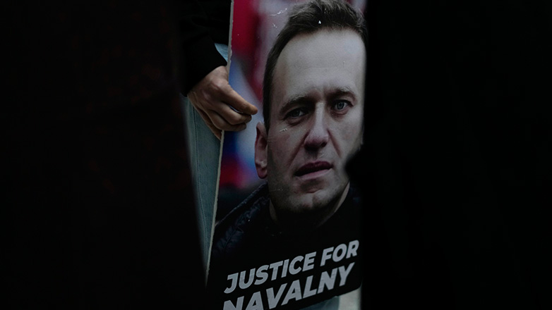 Η μητέρα του Ναβάλνι είναι καθ’ οδόν για τη φυλακή όπου πέθανε ο γιος της