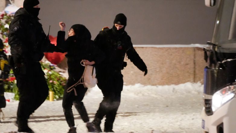 Πάνω από 340 συλλήψεις σε εκδηλώσεις στη μνήμη του Αλεξέι Ναβάλνι