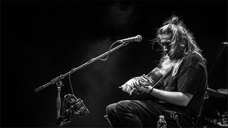 Γιάννης Χαρούλης: Συναυλίες στο σκοτάδι για την ενίσχυση ανθρώπων που ζουν στον δρόμο