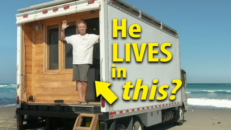 Ο άνθρωπος που μένει σε ένα κουτί, γεμάτο μυστικά (Βίντεο)