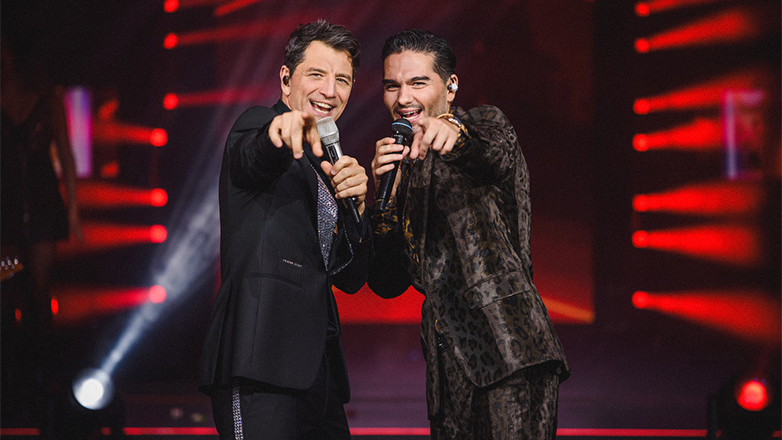 Ο… σκηνοθέτης Χρήστος Μάστορας και ο πρωταγωνιστής Σάκης Ρουβάς – Μια ξεχωριστή στιγμή στη σκηνή του «Έναστρον»